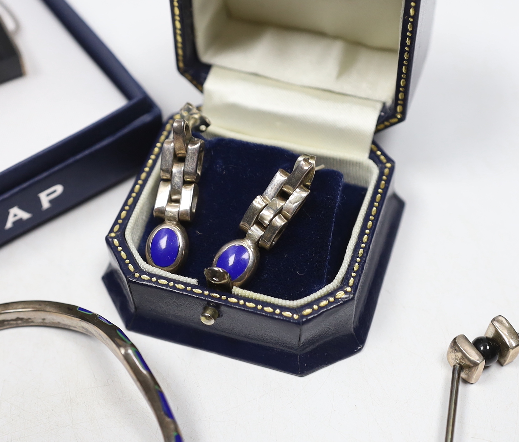 Contemporary silver, 925 and other white metal jewellery including necklace and matching bracelet, earrings, rings, bracelets, etc.